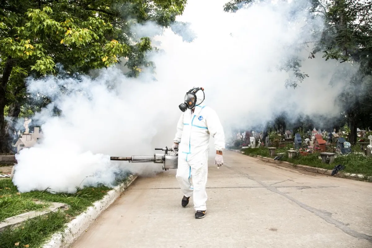 Operativo de fumigación en el Cementerio Municipal de Rafael Calzada ...