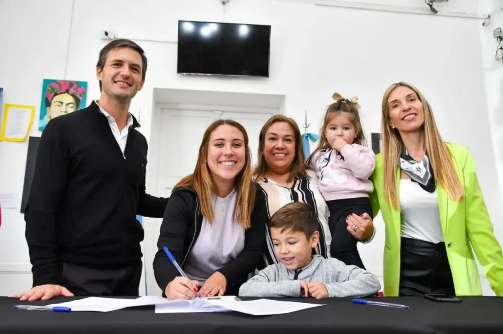 Firma de contratos con familias en San Vicente.