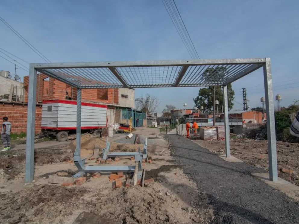 Construyen puente peatonal en Varela.